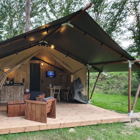 CANVAS AND WOOD TENT 4 people - including sanitary facilities